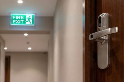 Modernes Panikschloss an Einer Hauseingangstür Für Sicherheit Und Brandschutz Im Mehrfamilienhaus.