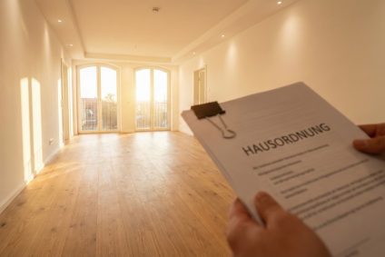 Gepflegtes Treppenhaus in einem Mehrfamilienhaus in Nürnberg, symbolisch für eine funktionierende Hausordnung und Immobilienverwaltung durch Maderer Immobilien.