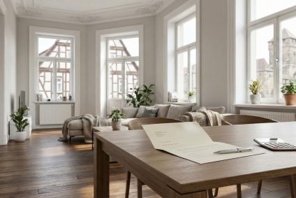 Heller Altbau in Nürnberg, auf dem Tisch liegen Unterlagen zur Mieterhöhung und ein Taschenrechner.