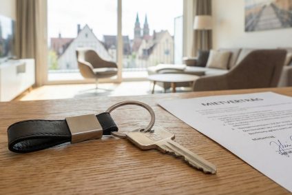 Sichere Neuvermietung in Nürnberg: Schlüsselübergabe und Mietvertrag als Schutz vor Mietnomaden.