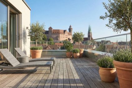 Moderner Balkon einer Mietwohnung in Nürnberg mit Blick auf die Stadt – Ratgeber für Eigentümer zum Thema Mietrecht.