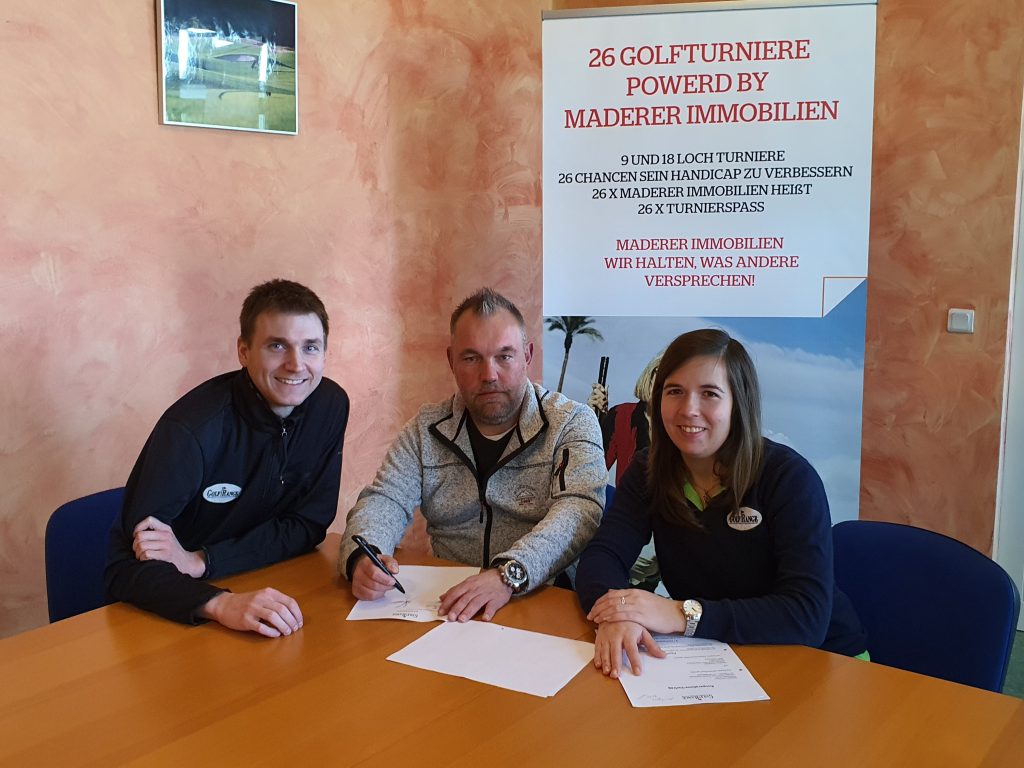 Golfturniere Maderer Immobilien Vertragsunterzeichnung auf der GolfRange Nürnberg