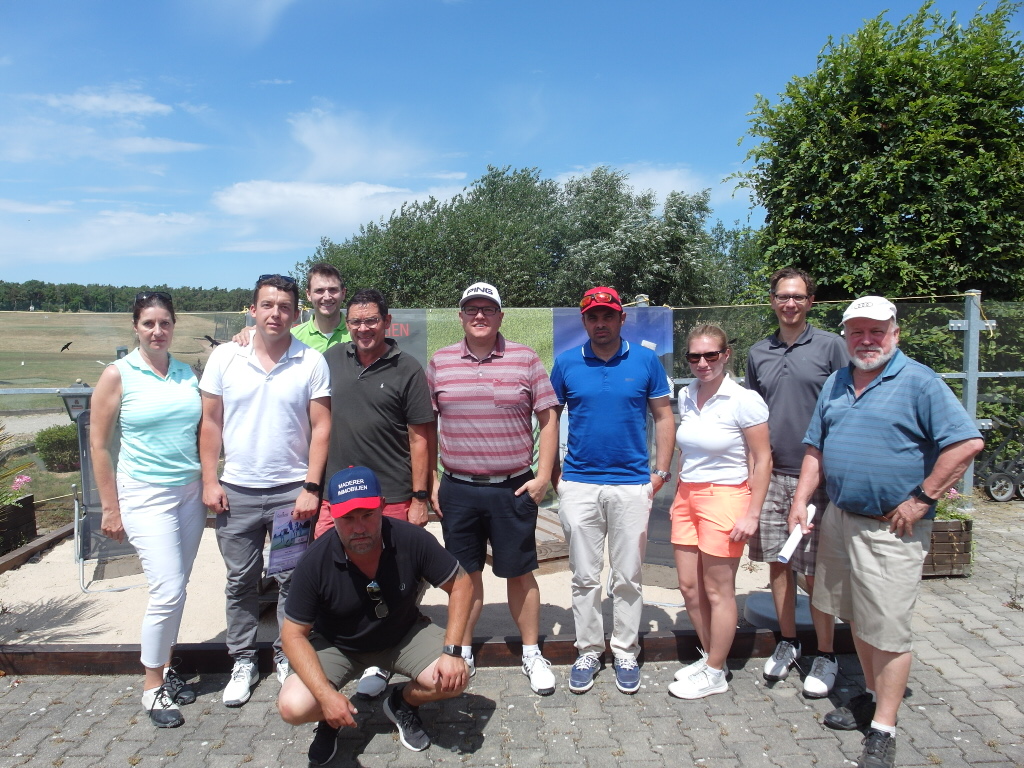 Gruppenfoto aller Sieger Golfturnier Maderer Immobilien auf der GolfRange Nürnberg