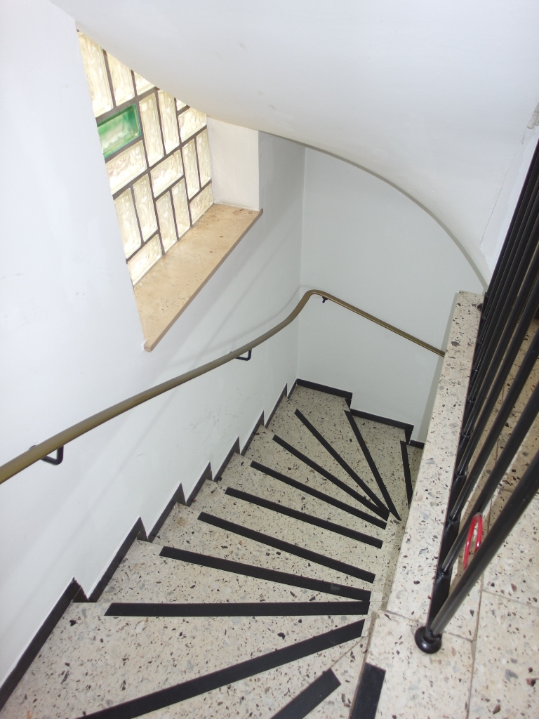 Treppenabgang EG zum Keller Pic1 KBS19 | Maderer Immobilien