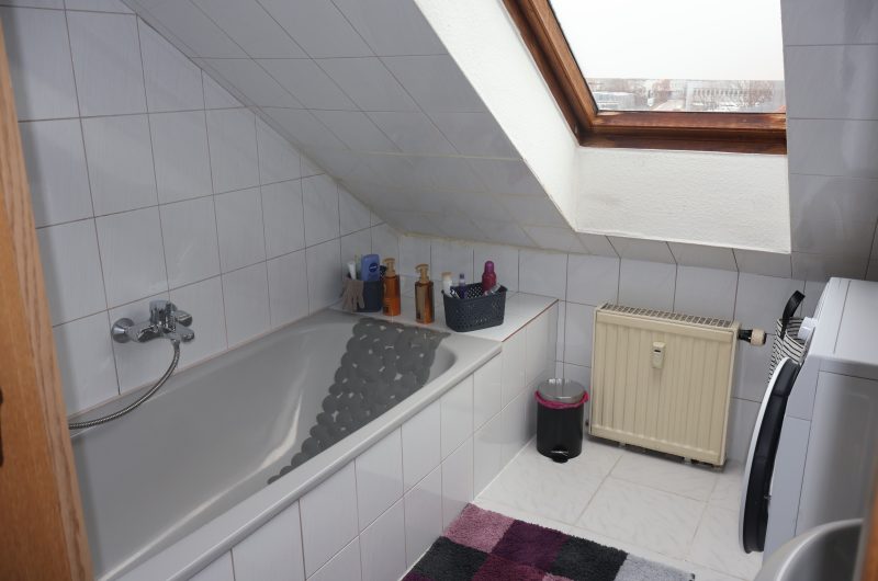 Tageslichtbad mit Badewanne der Kapitalanlage in Nürnberg