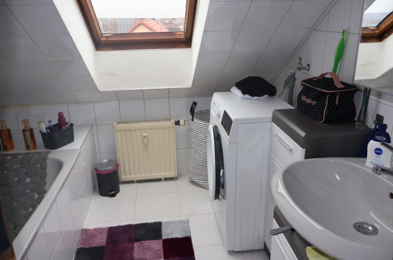 Dachfenster im Bad der vermieteten 2 Zimmer Wohnung