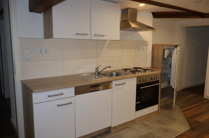 Integrierte moderne Einbauküche (EBK) mit Platz für eine Essecke in der Altbau-Wohnung Nürnberg.