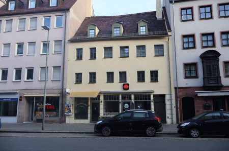 Denkmalgeschützte Altbau-Fassade der Mietwohnung in der Lorenzer Straße 23, Nürnberg.