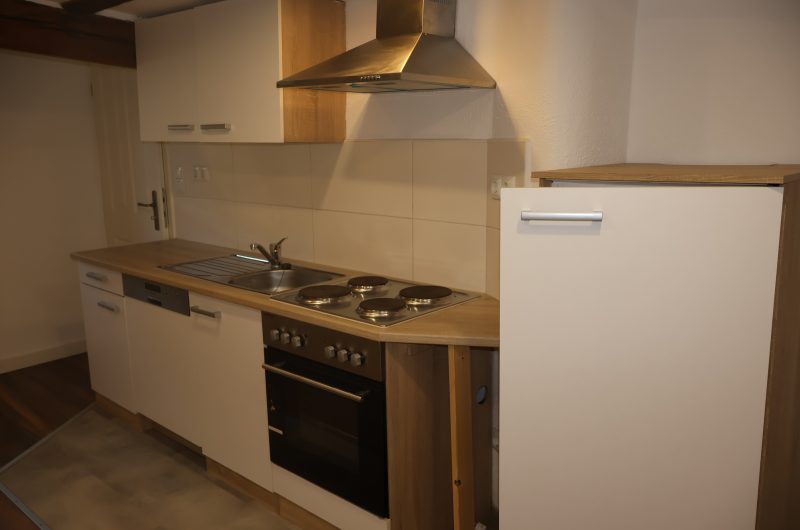 Integrierte moderne Einbauküche (EBK) mit Platz für eine Essecke in der Altbau-Wohnung Nürnberg.