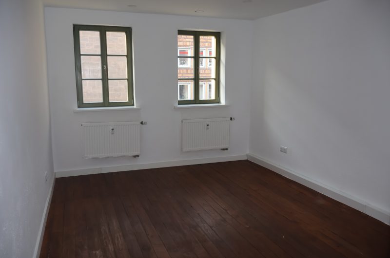 Geräumiges Schlafzimmer der 2-Zimmer-Wohnung im denkmalgeschützten Haus in Nürnberg.