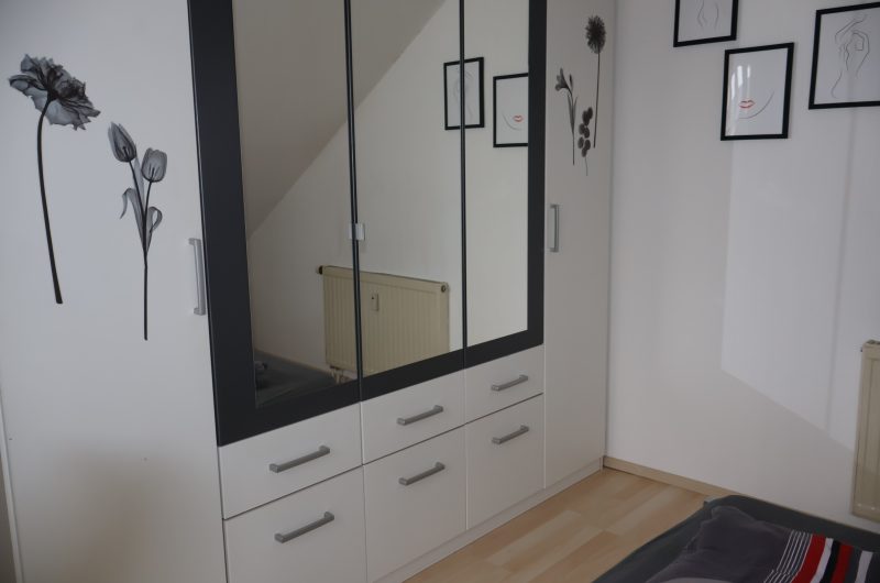 Schlafzimmer mit Platz für einen Schrank