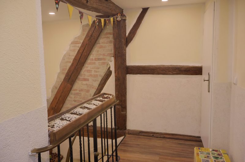 Gepflegtes Treppenhaus im denkmalgeschützten Altbau der Mietwohnung in der Lorenzer Straße 23, Nürnberg.