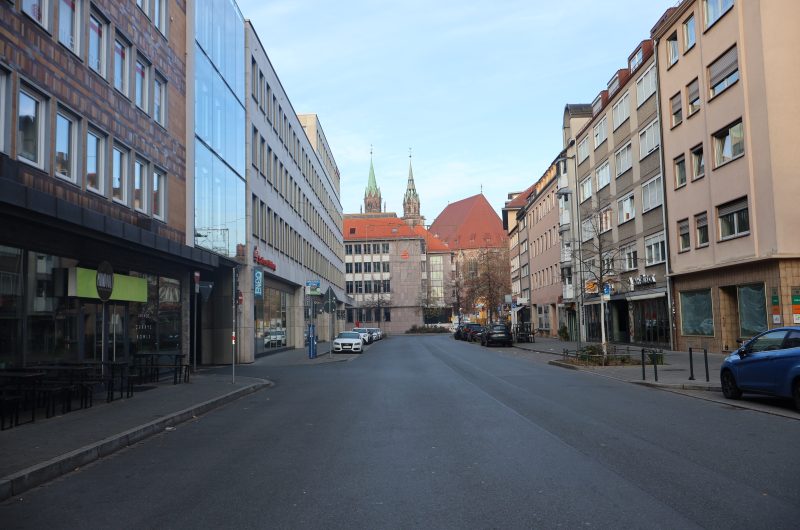 Blick vor der Wohnung auf die Lorenzkirche oder das historische Zentrum Nürnbergs.