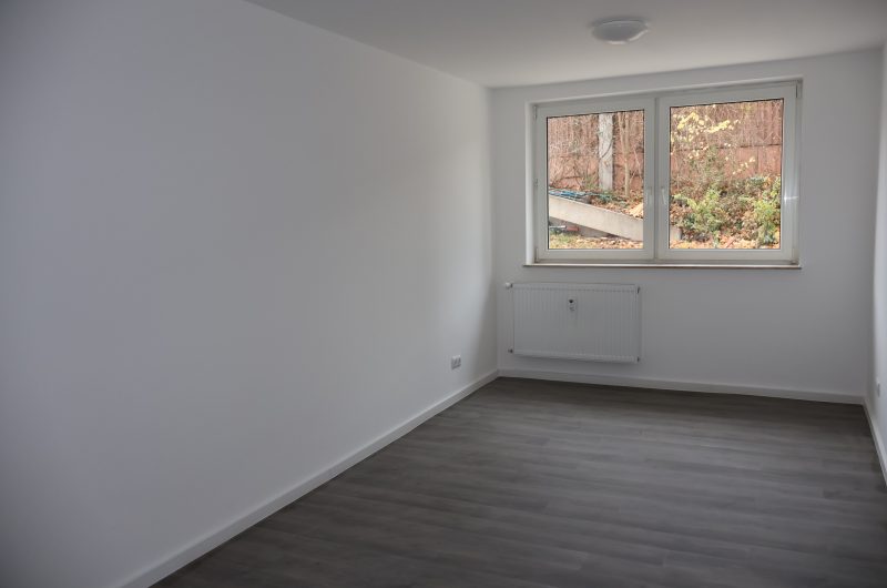 Wohnzimmer der KfW 70 sanierten Erdgeschosswohnung