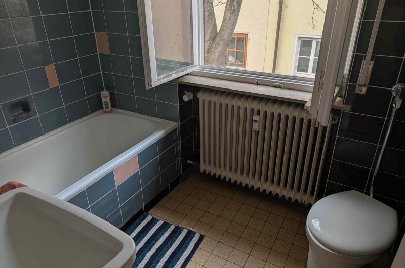 Tageslichtbad mit Badewanne der 1 Zimmer Wohnung