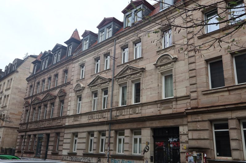 Vor dem Vorderhaus der Wohnung in Gostenhof