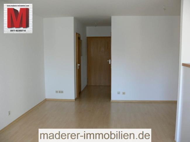 Helles Wohnzimmer mit Laminatboden in 1-Zimmer-Mietwohnung Nürnberg.