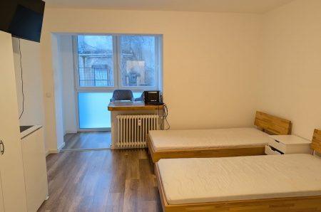 Blick in den teilmöblierten Wohnbereich der 1-Zimmer-Wohnung in der Bayreuther Straße.