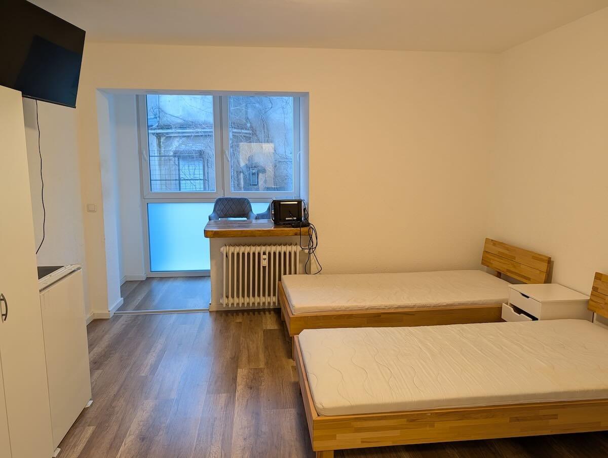 Blick in den teilmöblierten Wohnbereich der 1-Zimmer-Wohnung in der Bayreuther Straße.