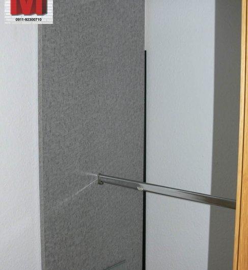 Praktische Abstellkammer mit Regalsystem für zusätzlichen Stauraum.