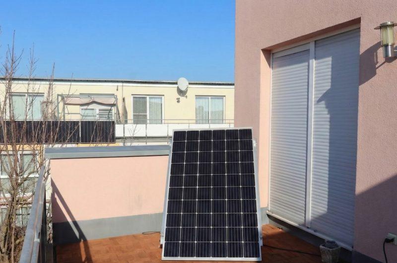 Detailansicht des installierten Balkonkraftwerks auf der sonnigen Dachterrasse zur nachhaltigen Stromerzeugung.