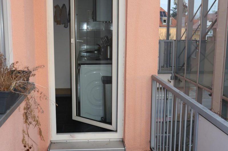 Blick von der Küche auf den großzügigen Balkon in der Zeppelinstraße, Erlangen.