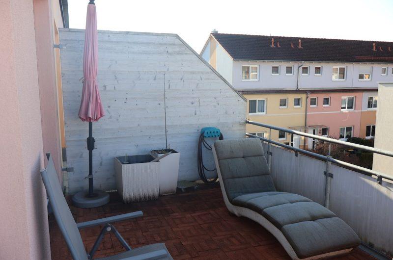 Großzügige Süd-West-Dachterrasse im Pinderpark Zirndorf mit gemütlicher Sonnenliege und Blick über die Wohnanlage.