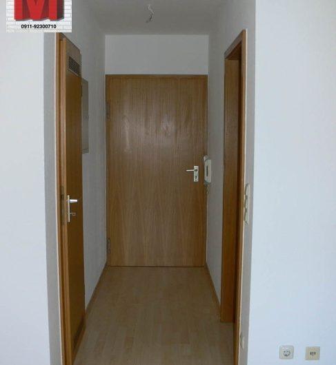 Eingangsbereich und Diele der Wohnung mit Zugang zum Wohnbereich.