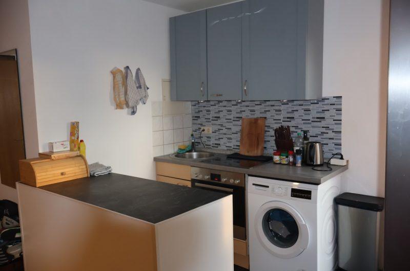 Moderne Einbauküche mit Herd, Spülmaschine und Kühlschrank (im Mietpreis enthalten).