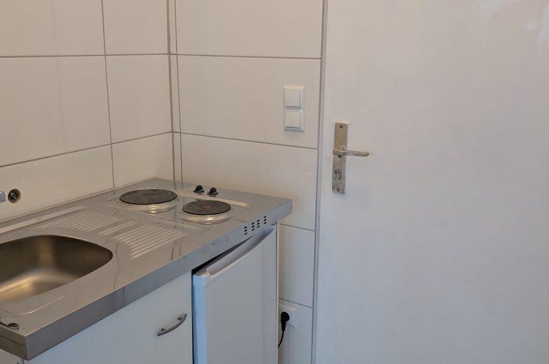 Neue Pantry-Küche inklusive Kühlschrank und Kochfeld.