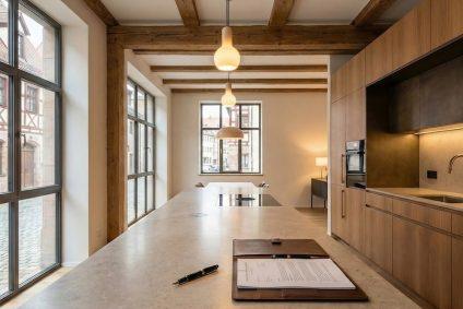 Hochwertige Einbauküche in Nürnberg Mit Einem Kaufvertrag Auf Der Arbeitsplatte Zur Rechtlichen Beratung.