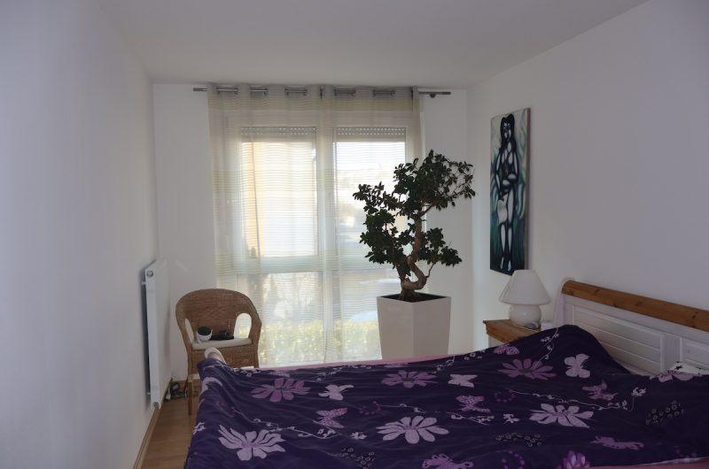 Geräumiges Elternschlafzimmer mit Laminatboden, großem Fenster und Platz für ein Doppelbett in Zirndorf.