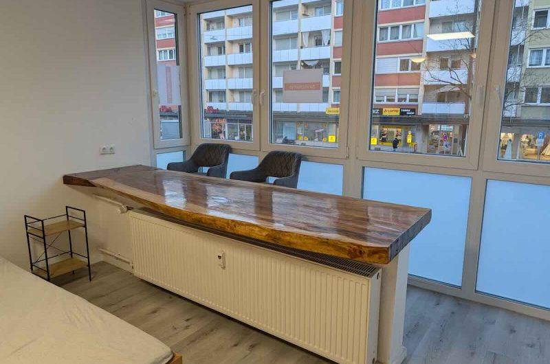 Heller Essbereich an der großen Fensterfront mit Blick auf das Stadtviertel Maxfeld.