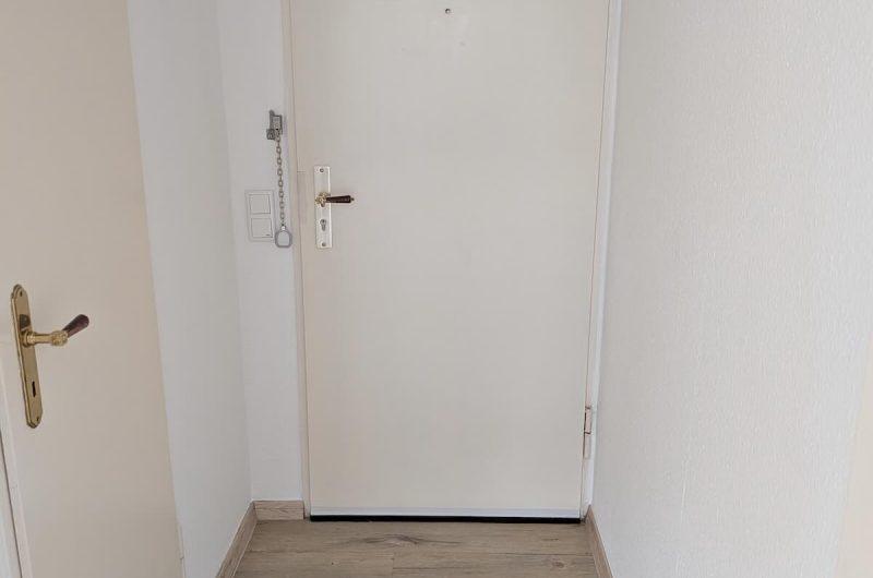 Modernisierter Eingangsbereich und Flur mit hellem Bodenbelag.