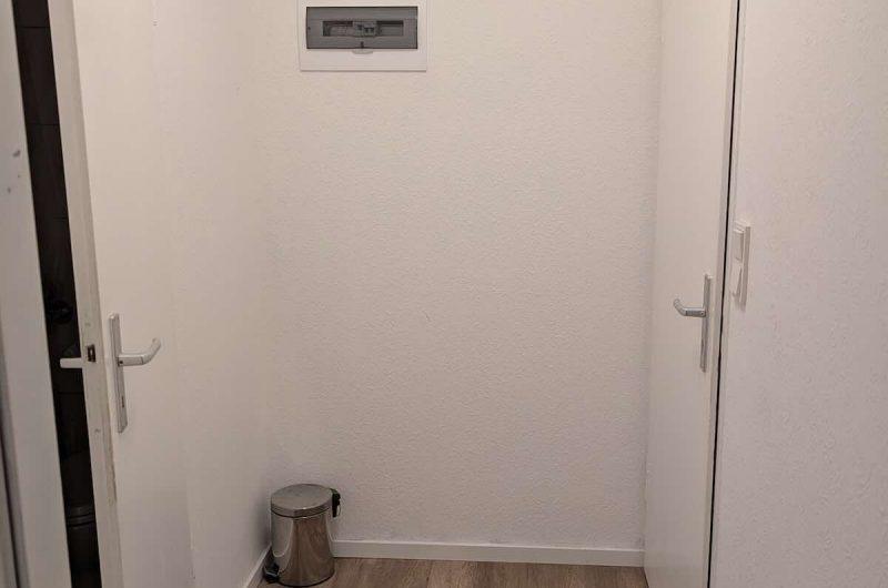 Eingangsbereich und Diele der 1-Zimmer-Wohnung mit Laminatboden.