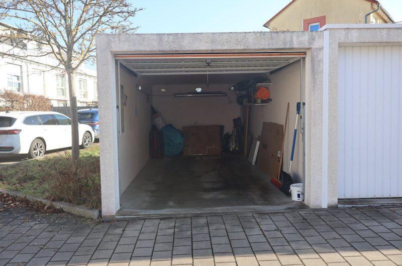 Offene Einzelgarage direkt am Objekt, die zusätzlichen Platz für PKW und Fahrräder bietet.