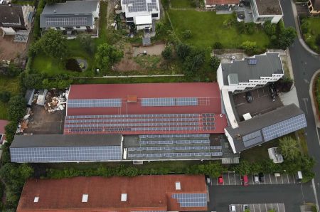 Vogelperspektive des sanierten Gewerbeparks in Dietenhofen mit Fokus auf die weitläufigen Hallendächer, die Photovoltaik-Belegung und die Lkw-zugänglichen Logistikflächen.