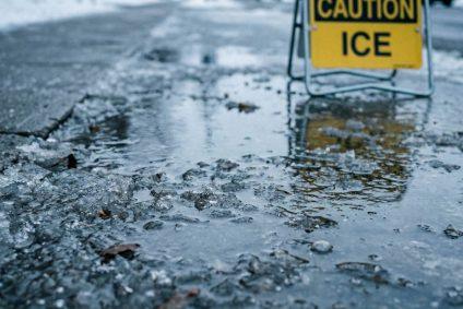 Vereister Gehweg im Winter - Haftungsrisiko bei Glättesturz für Vermieter