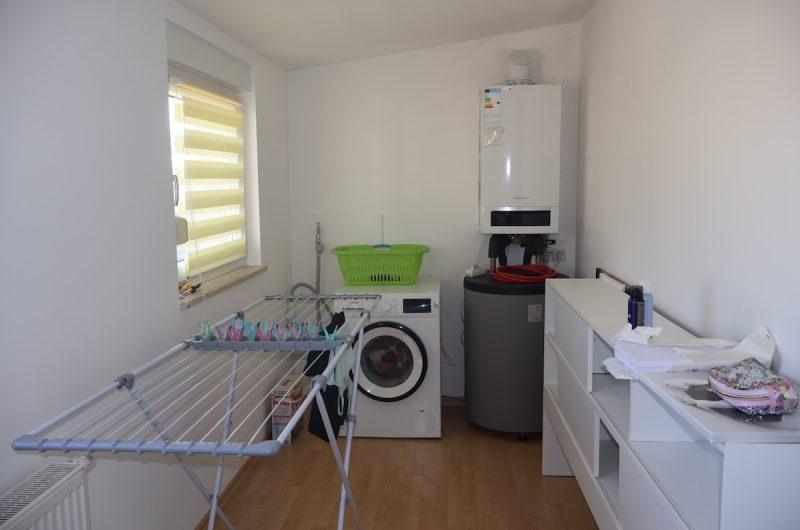 Praktischer Hauswirtschaftsraum im DG mit Waschmaschinenanschluss und der neuen Gas-Zentralheizung Baujahr 2024.