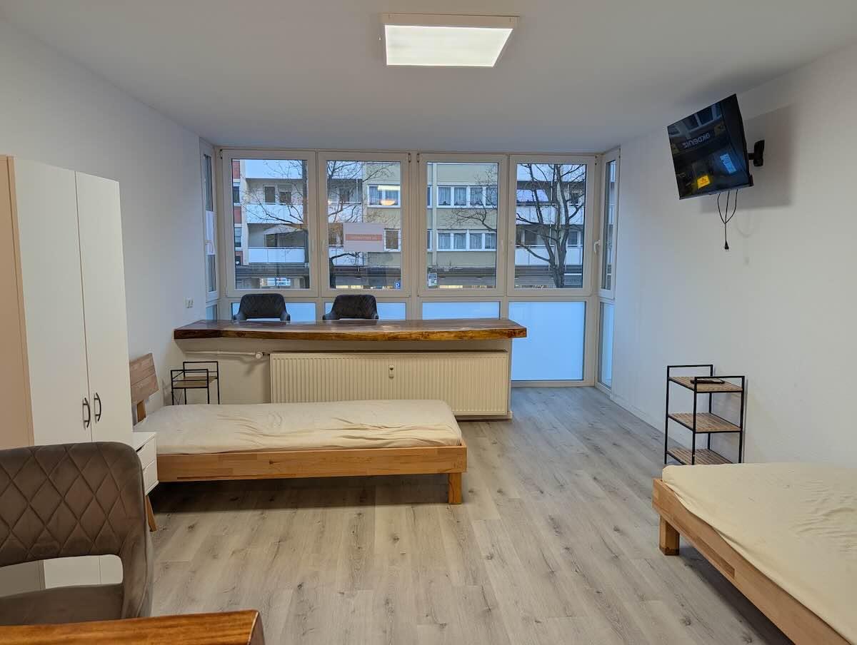 Großer, lichtdurchfluteter Wohnbereich der 29m² Wohnung in Nürnberg mit Blick auf die Fenster-Loggia.