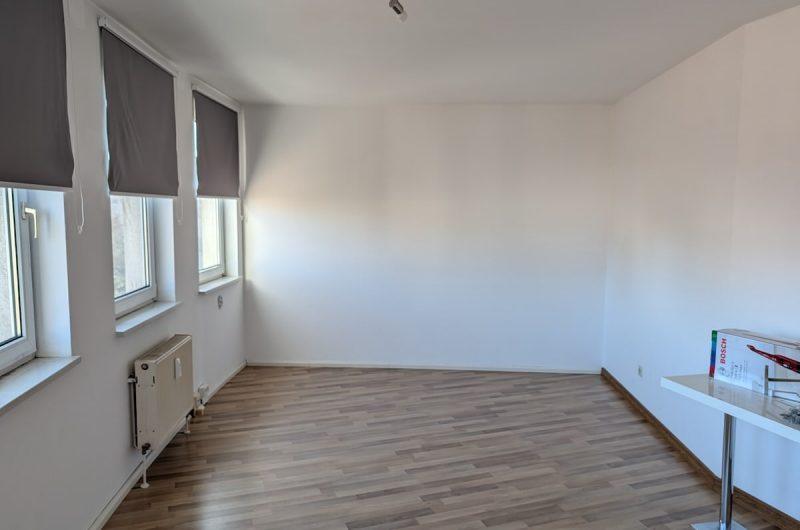 Lichtdurchfluteter Wohnraum mit neuem Laminatboden und großen Fenstern in der Zerzabelshofstraße, Nürnberg.