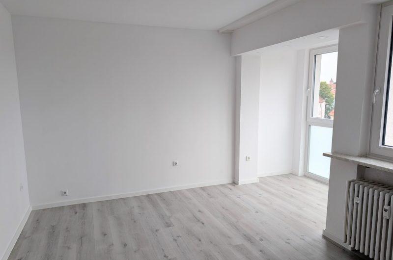 Saniertes, lichtdurchflutetes Zimmer in der Bayreuther Straße 19.