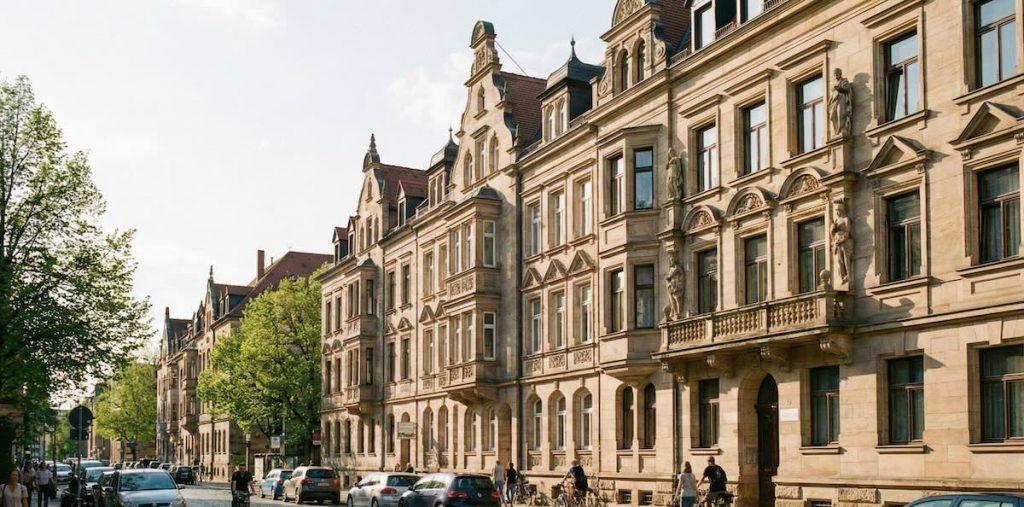 Typische Sandsteingebäude in der Fürther Südstadt – Immobilienbewertung für Mehrfamilienhäuser durch Maderer Immobilien.