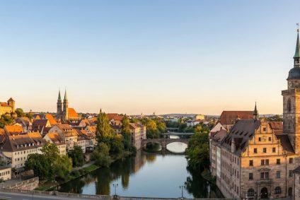 Stadtansicht von Nürnberg (Kaiserburg) und Fürth (Rathausturm) im Vergleich – Immobilienmarkt-Analyse von Maderer Immobilien.