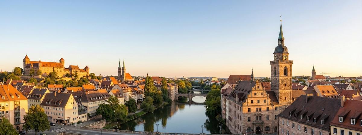 Stadtansicht von Nürnberg (Kaiserburg) und Fürth (Rathausturm) im Vergleich – Immobilienmarkt-Analyse von Maderer Immobilien.