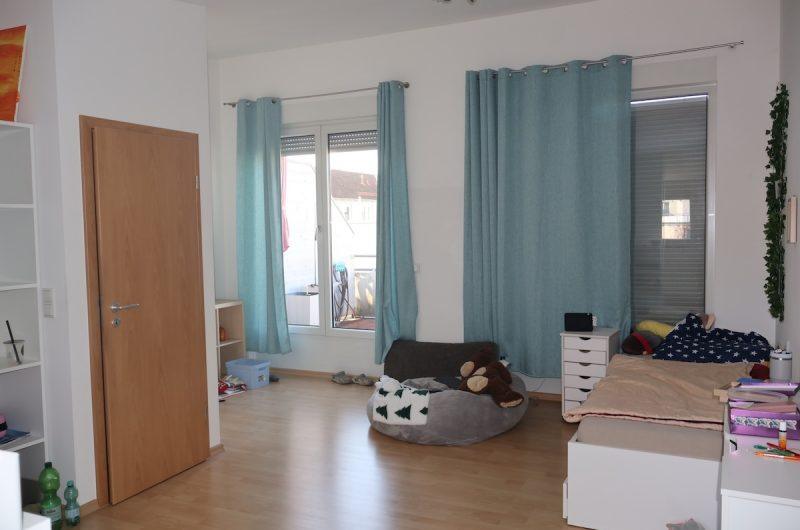 Helles, großzügiges Kinderzimmer im Dachgeschoss mit direktem Zugang zur sonnigen Dachterrasse in Zirndorf.