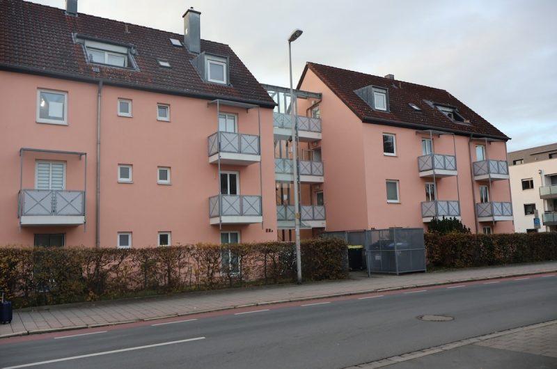 Gepflegte Außenansicht des Mehrfamilienhauses in der Zeppelinstraße 28a, Erlangen.