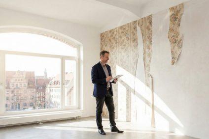 Ein Heller Raum in Einer Nürnberger Wohnung, Bei Der Die Tapete Beim Auszug Teilweise Entfernt Wurde.