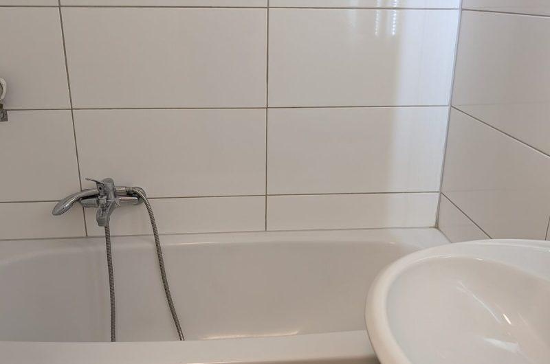 Saniertes Badezimmer mit Badewanne und weißen Fliesen in Nürnberg-Maxfeld.