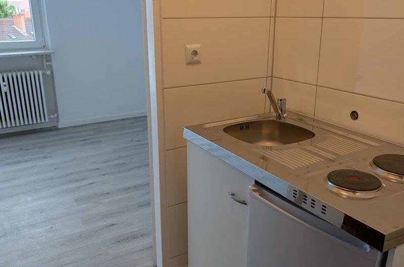 Kompakte Single-Einbauküche im Erstbezug nach Sanierung.